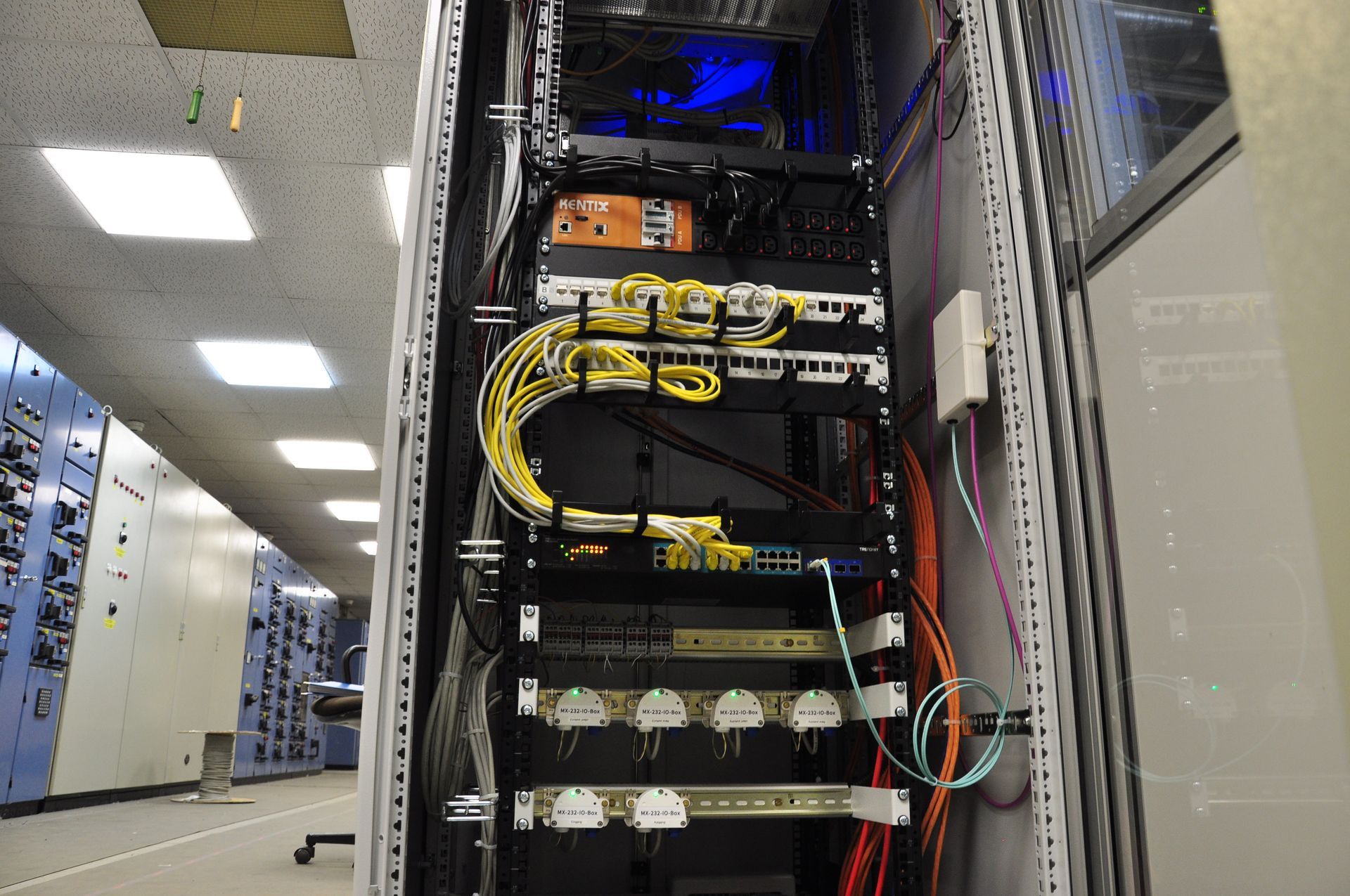 Ein Server-Rack, aus dem viele Kabel herauskommen