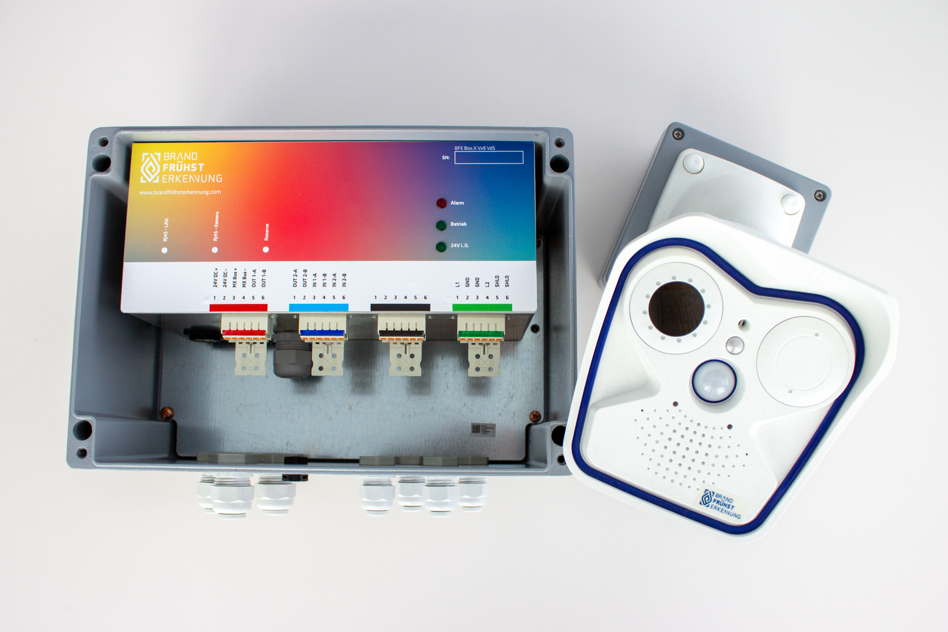 Auf einem Tisch steht ein Gerät, das wie eine Kamera aussieht.