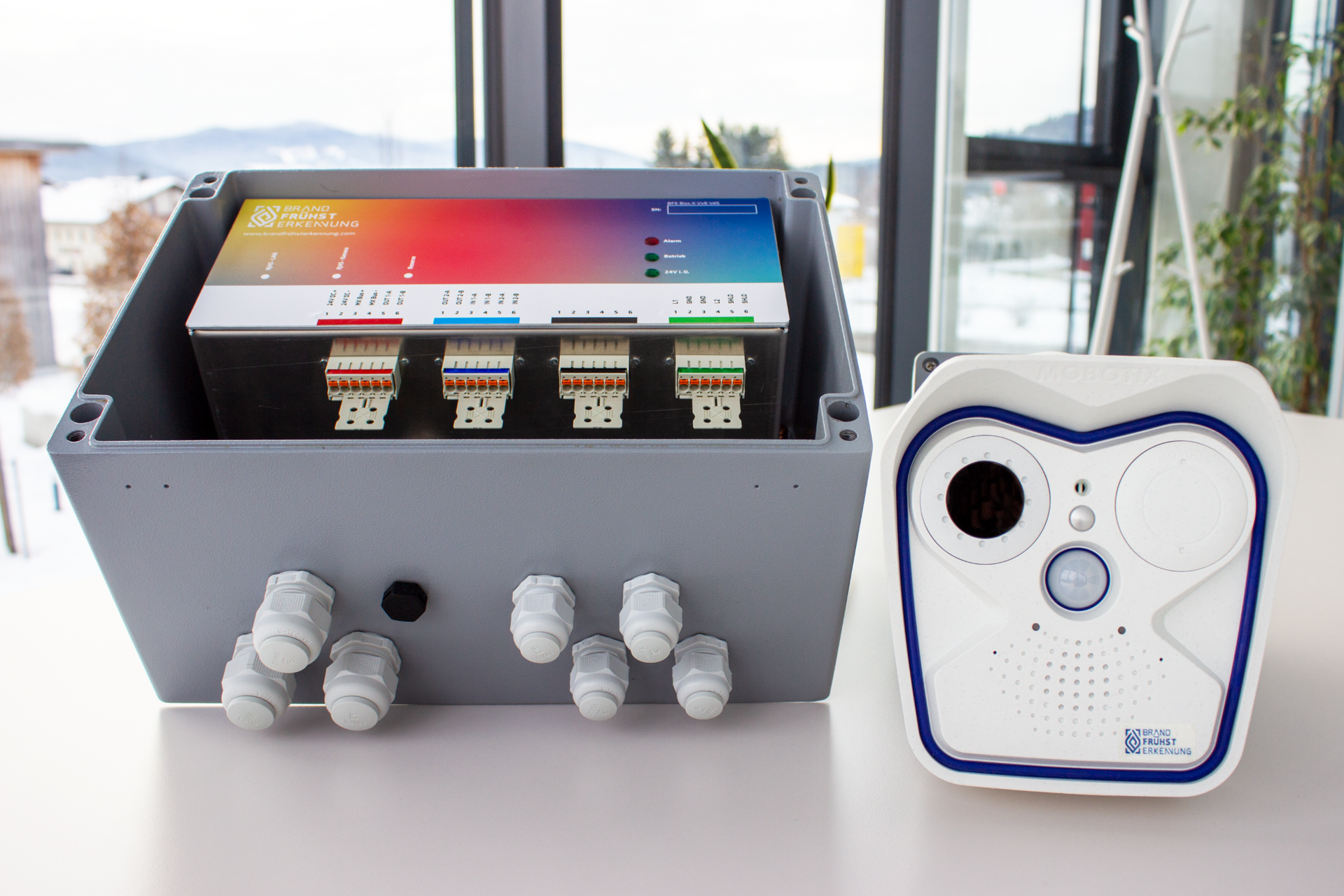 Eine Kiste, aus der ein Haufen Drähte herauskommen