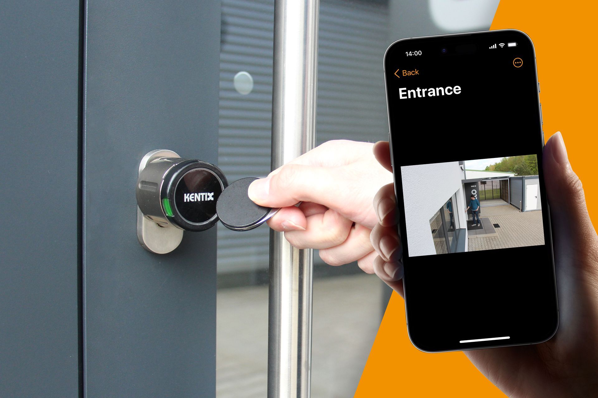 Eine Person benutzt ein Smartphone, um eine Tür zu öffnen.