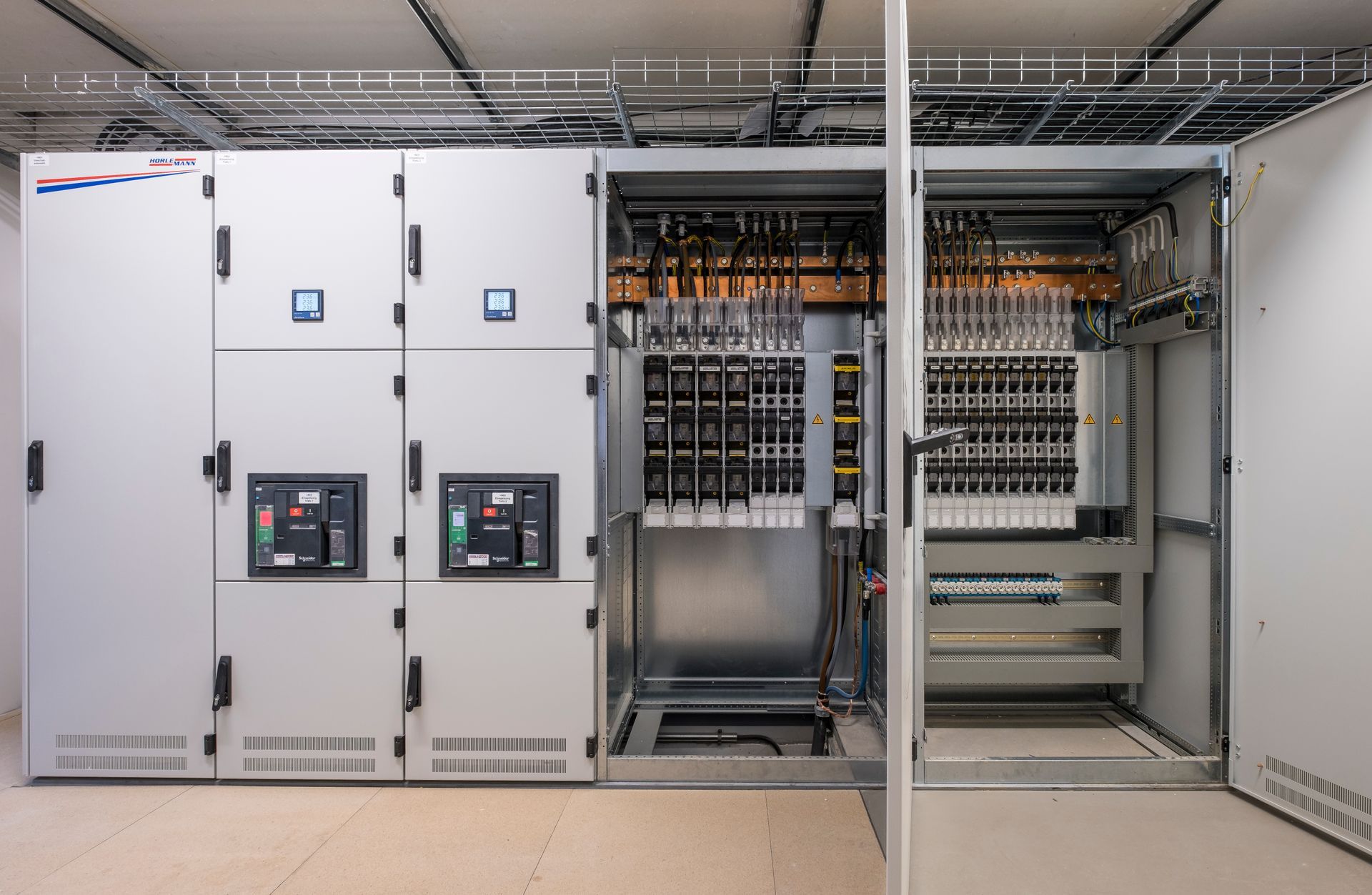 Eine Reihe schwarzer und gelber Server in einem Rechenzentrum.