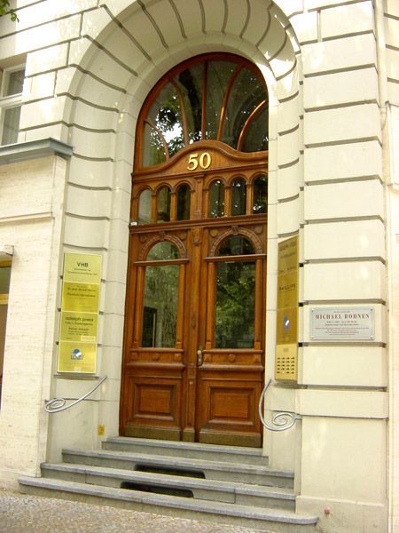 verzierte Holztür saniert durch die Lüdke Bau-und Möbeltischlerei