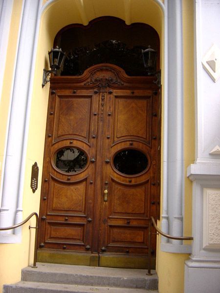 verzierte Holztür saniert durch die Lüdke Bau-und Möbeltischlerei