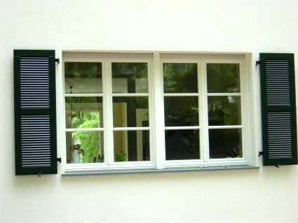 Fenster mit Blendläden von der Lüdke Bau-und Möbeltischlerei