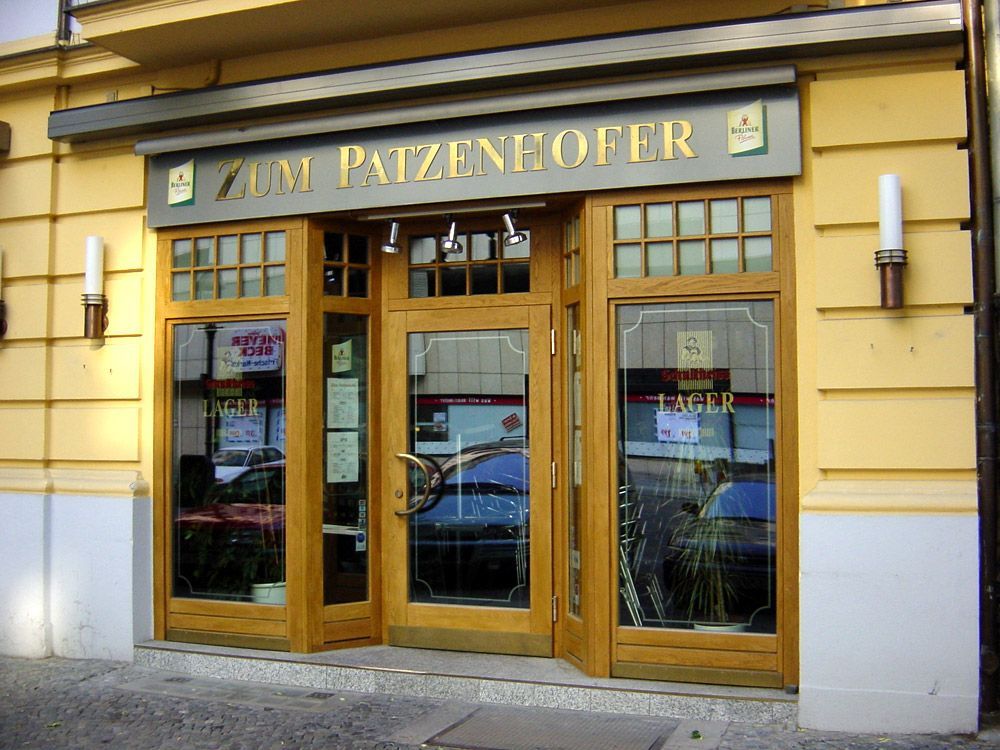 Holzeingang von Kneipe gebaut durch die Lüdke Bau-und Möbeltischlerei