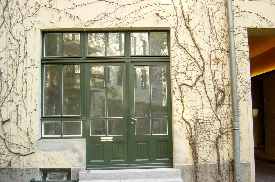 große Eingangstür von der Lüdke Bau-und Möbeltischlerei