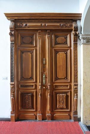 verzierte Holztür von der Lüdke Bau-und Möbeltischlerei