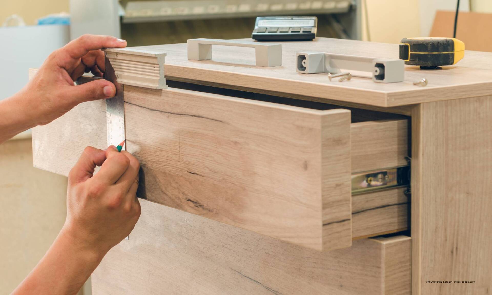 Tischler baut Schrank