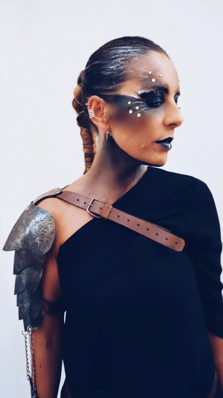 Una mujer que lleva una camiseta negra y una hombrera.