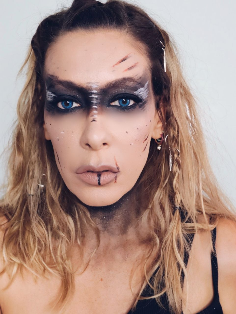 Un primer plano de una mujer con maquillaje en la cara.