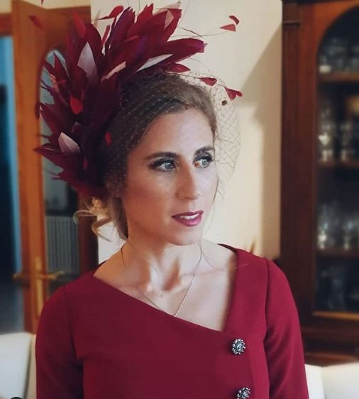 Una mujer que lleva un vestido rojo y un sombrero rojo