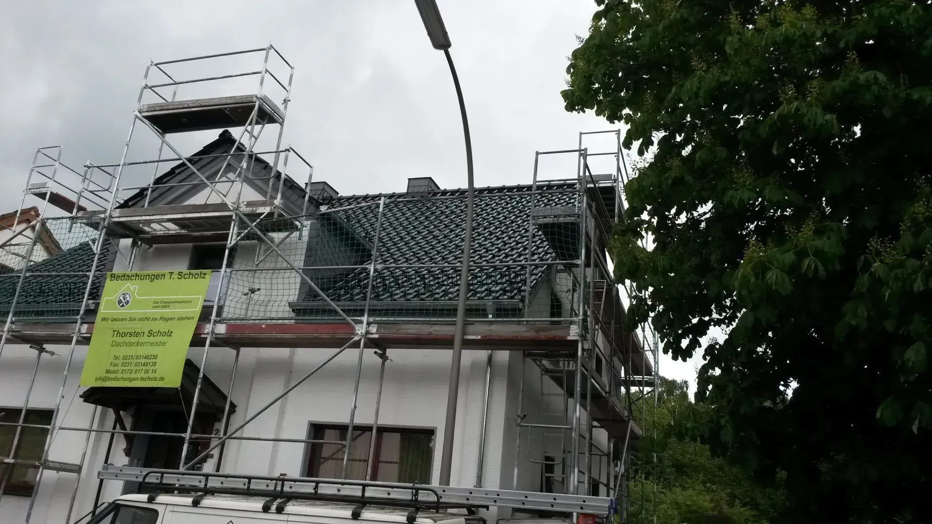 Ein Gebäude mit Gerüst und einem Schild mit der Aufschrift.
