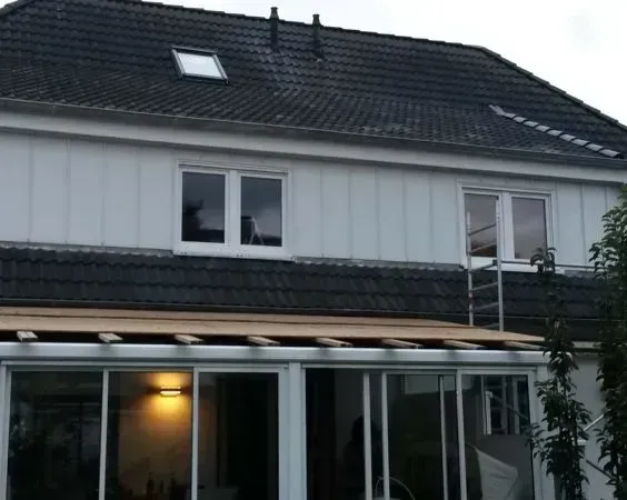 Ein Haus mit Vordach das ausgebaut wird.