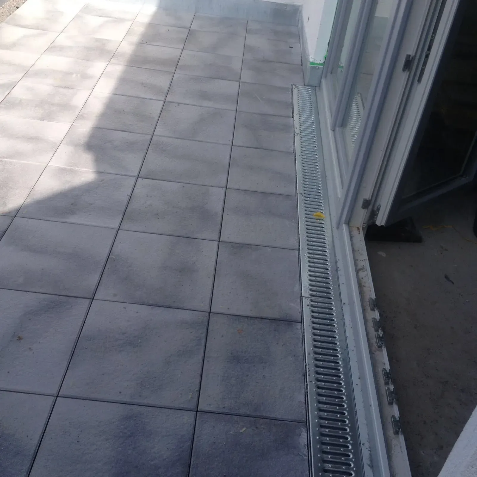 Terrasse mit Fliesen.