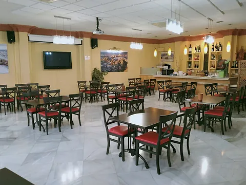 Una gran sala con mesas y sillas.