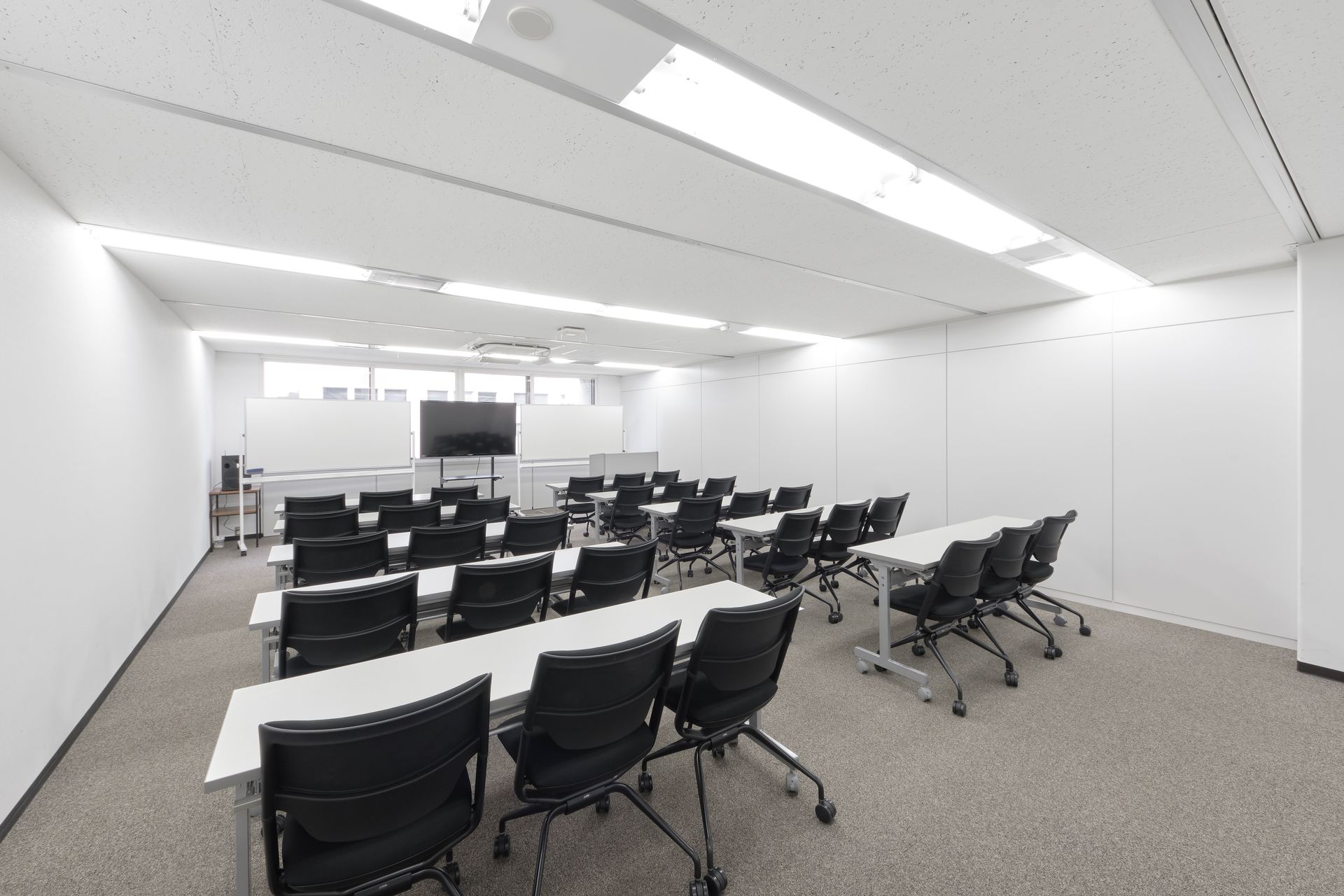 Salle de réunion avec faux plafond