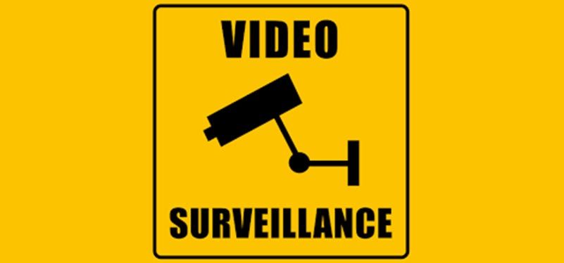 Pancarte jeune avec icône d'une caméra de vidéo surveillance.