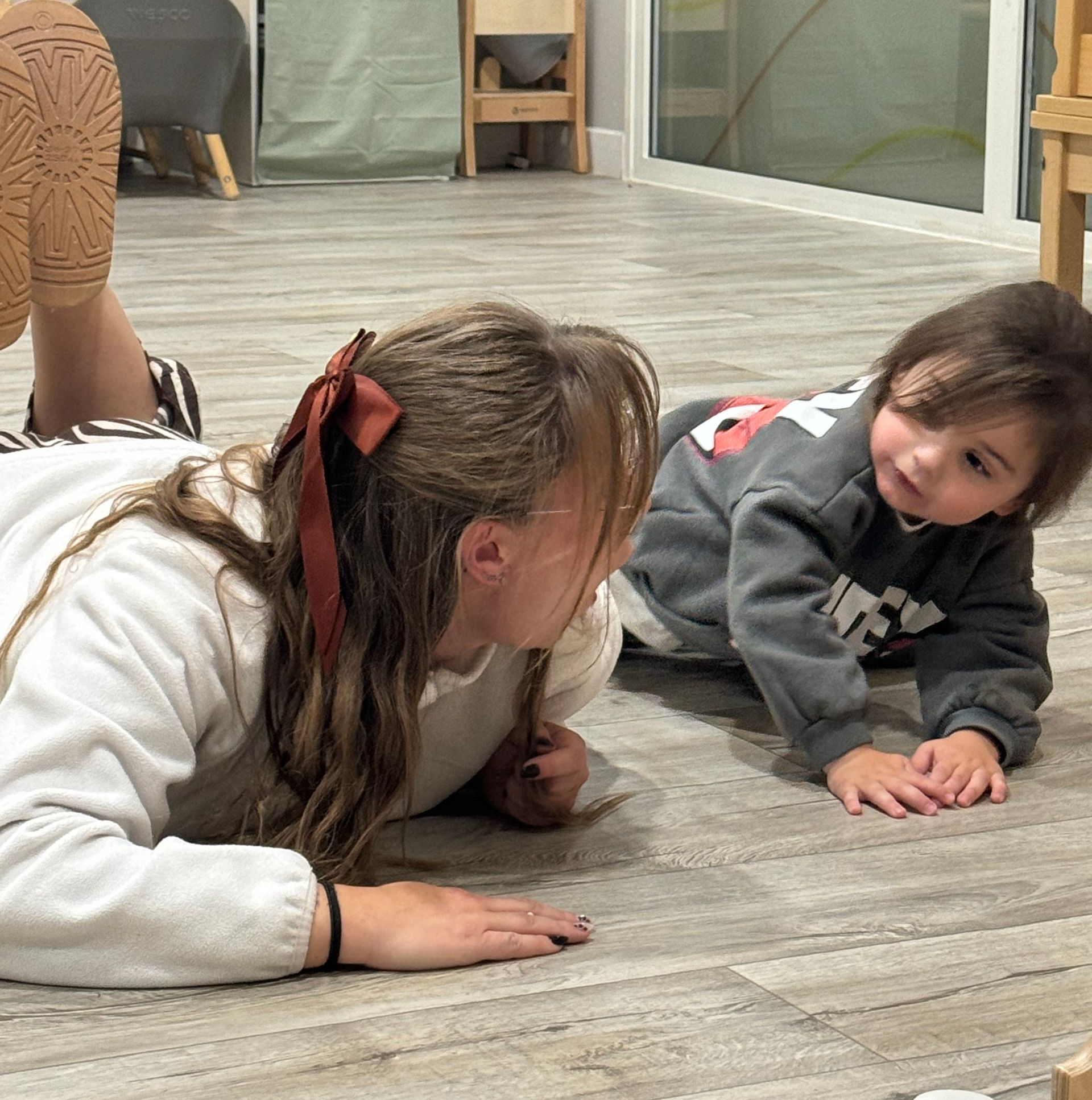 Berceau en bois pour bébé avec literie couleur crème et oreiller.