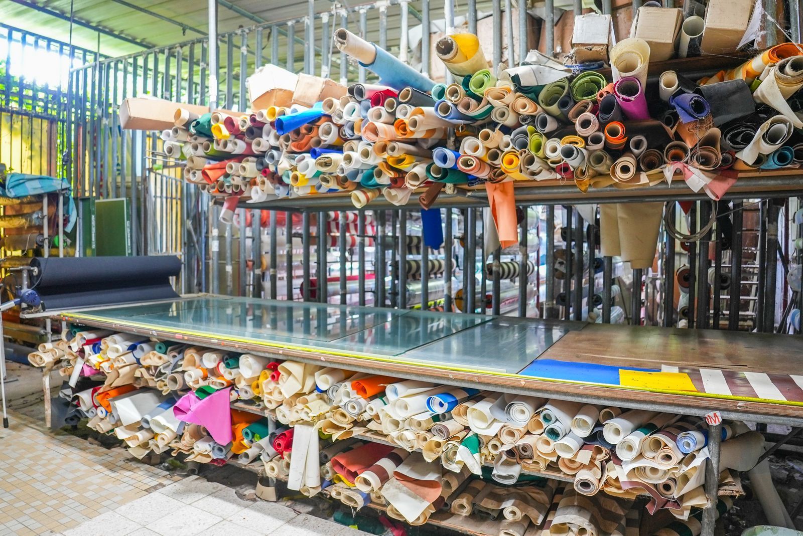 Intérieur du magasin avec une grande quantité de rouleaux pour des stores bannes