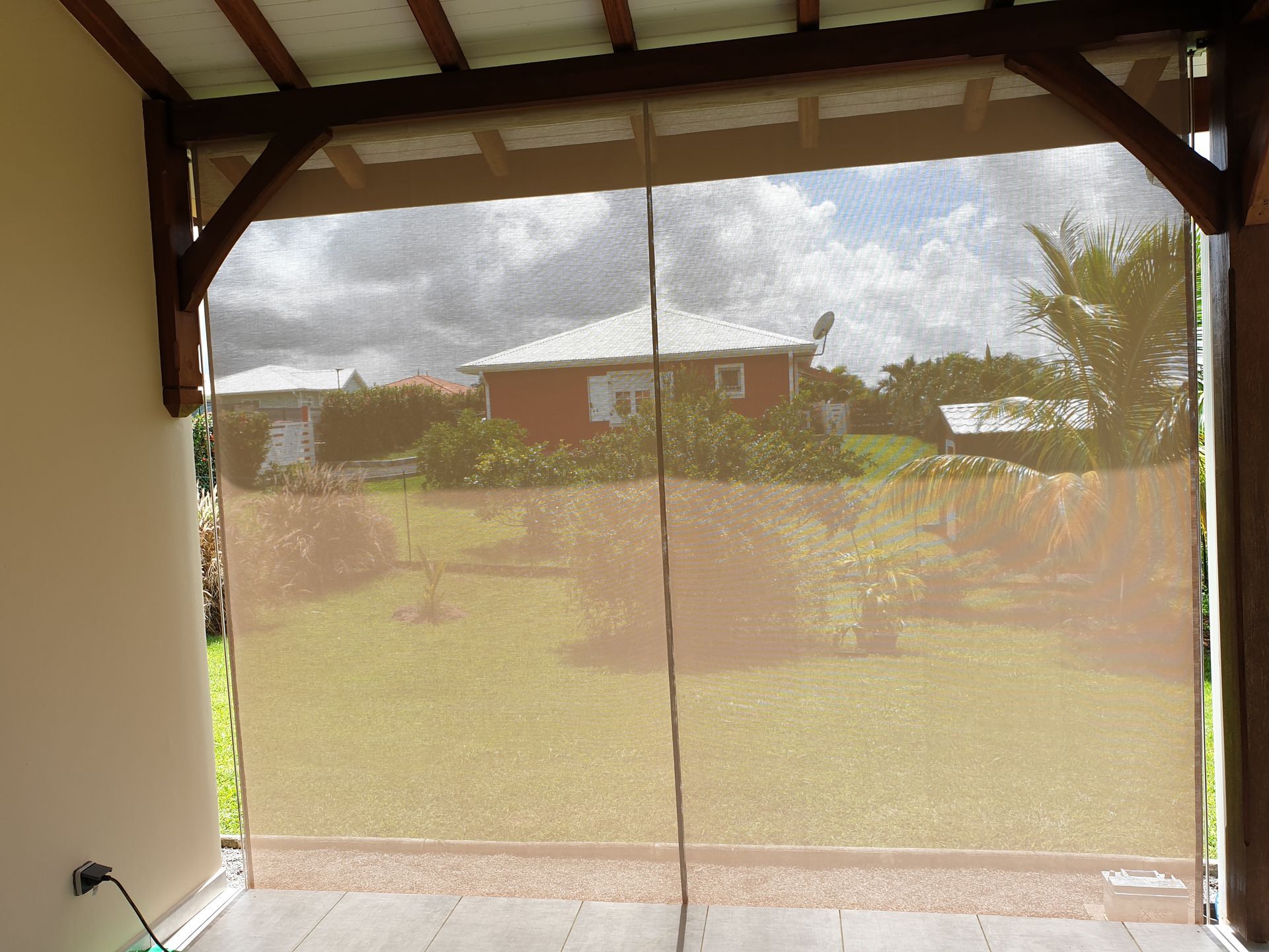 Stores verticaux légèrement transparents pour une fenêtre