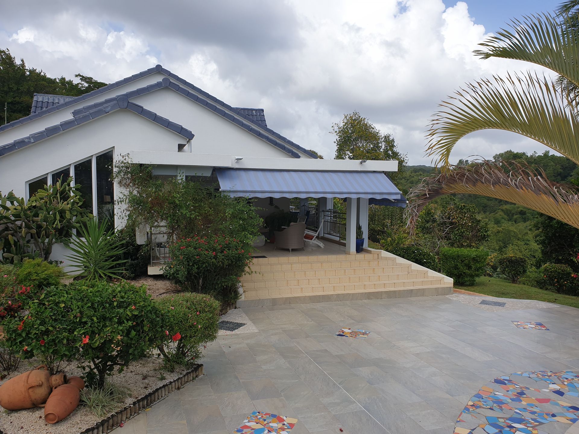 Stores bannes avec des bras droits pour un balcon