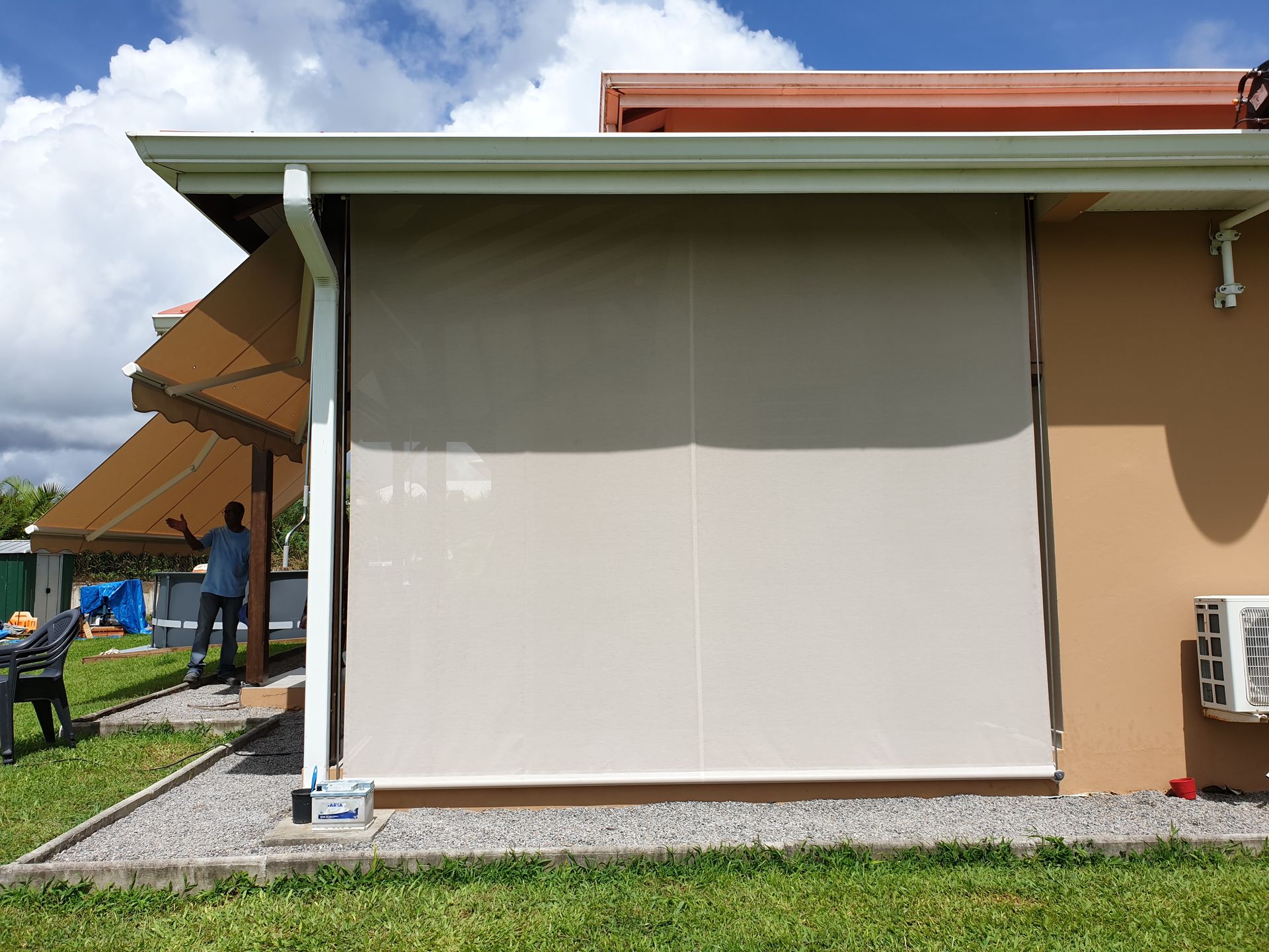 Stores verticaux légèrement transparents vus de l'extérieur