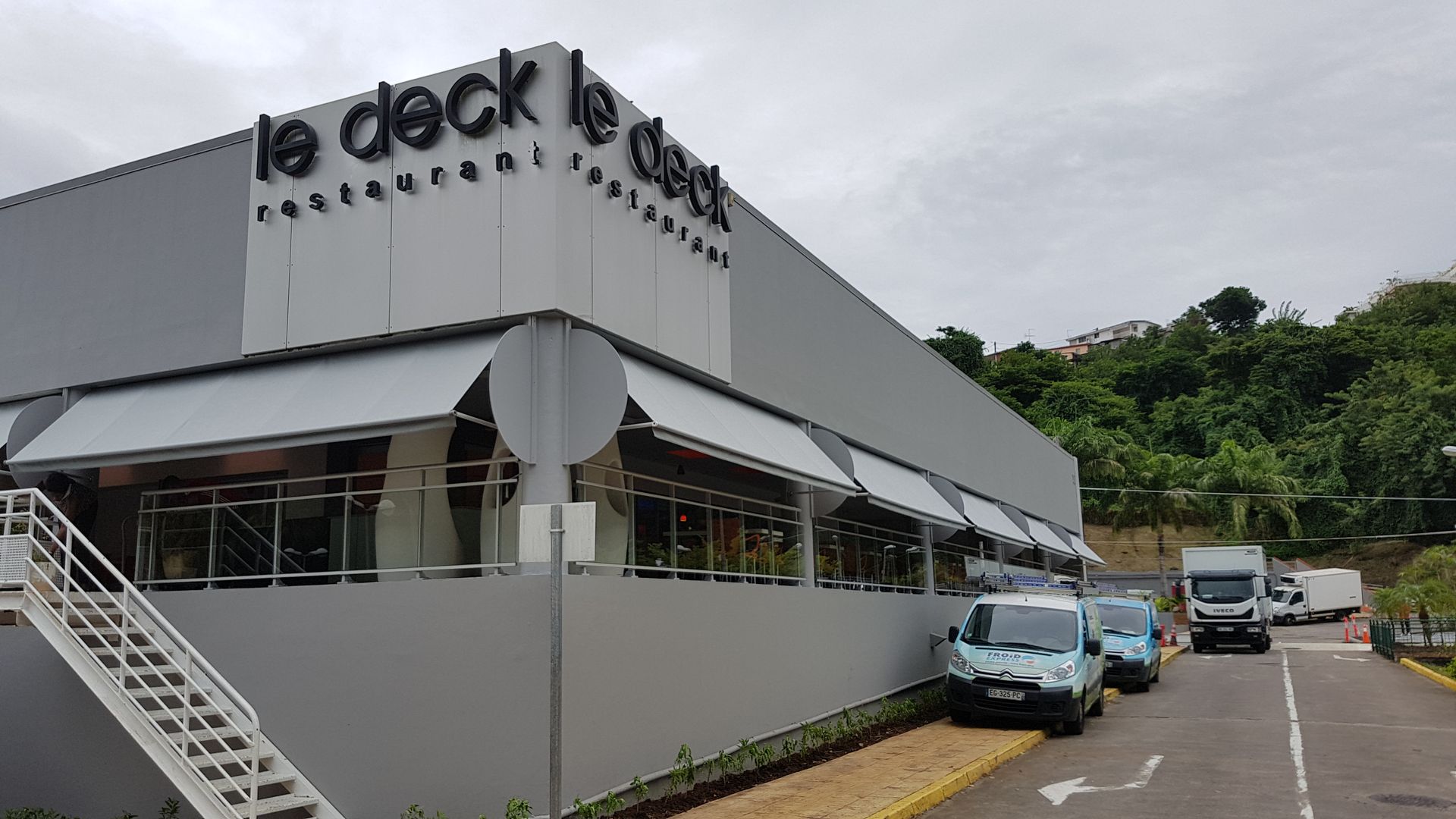 Stores bannes blancs installés au-dessus des fenêtres d'un établissement