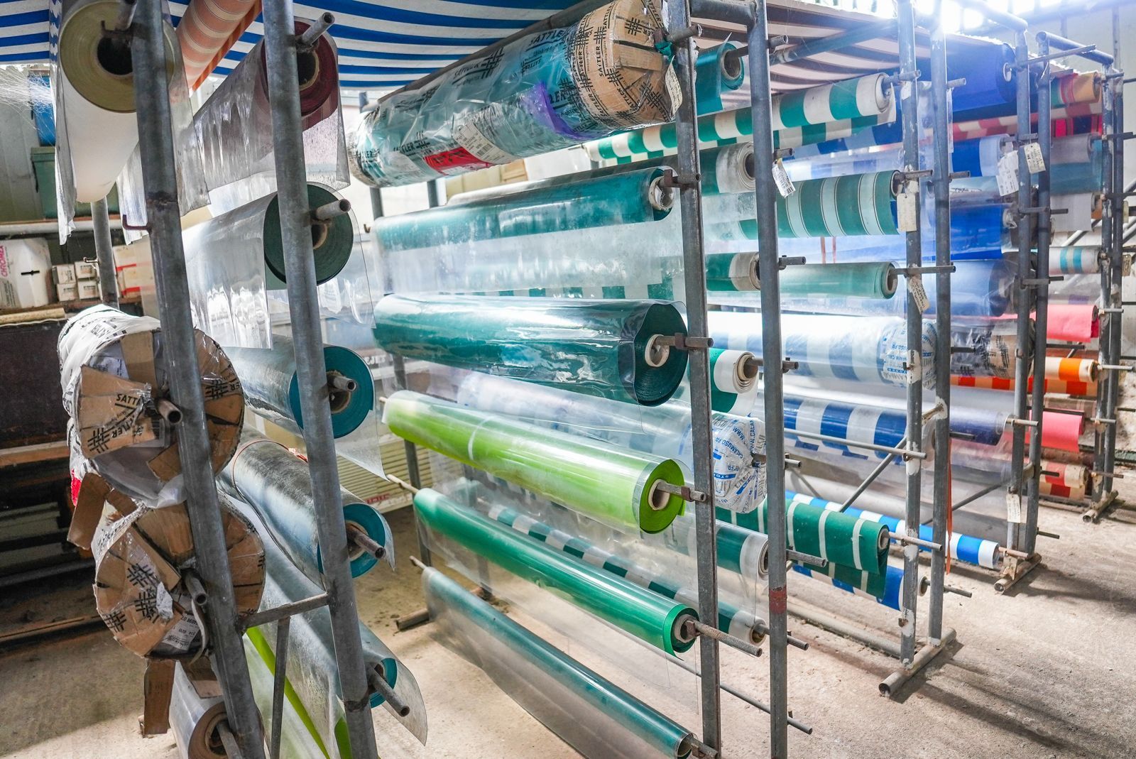 De nombreux rouleaux de toiles pour stores