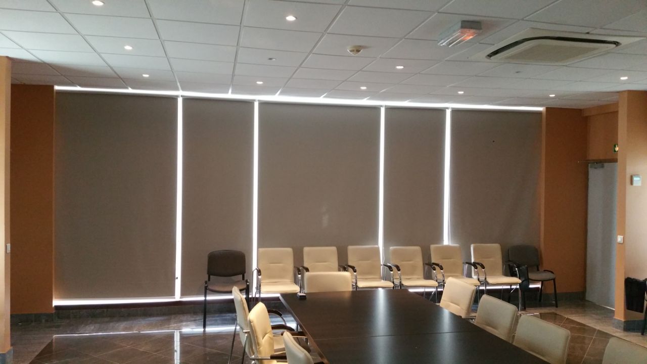 Stores verticaux épais pour un bureau