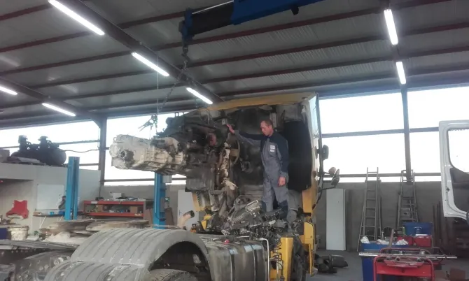 Réparation d'un camion en cours