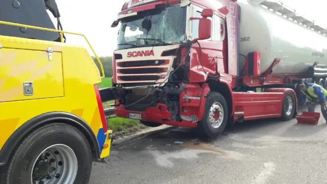 Remorquage d'un camion par l'entreprise