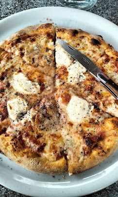 Abstrakte Illustration zweier Hügel mit einer weissen Sonne auf hellgrauem Hintergrund.