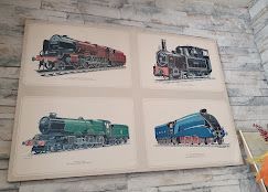 Abstrakte Illustration zweier Hügel mit einer weissen Sonne auf hellgrauem Hintergrund.