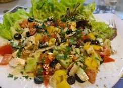 Abstrakte Illustration zweier Hügel mit einer weissen Sonne auf hellgrauem Hintergrund.