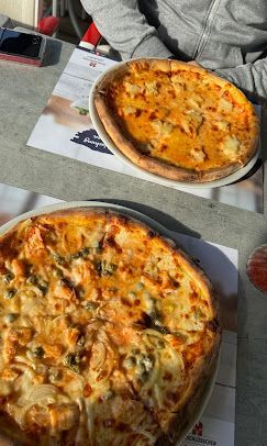 Abstrakte Illustration zweier Hügel mit einer weissen Sonne auf hellgrauem Hintergrund.