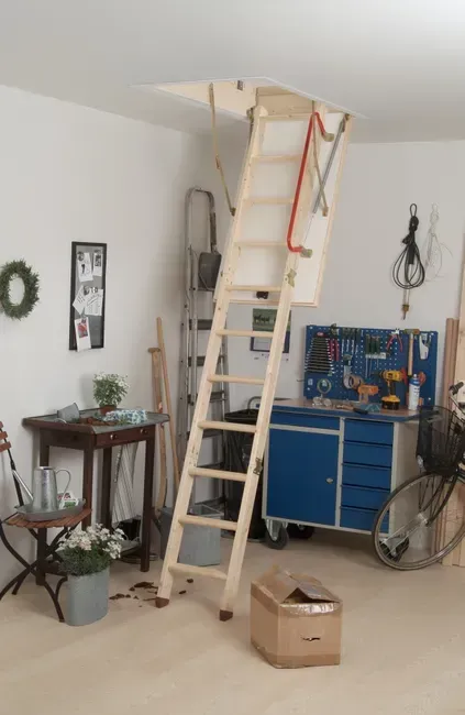 Una escalera de madera está en el medio de una habitación.