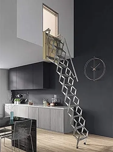 Una cocina con una escalera que conduce al segundo piso.