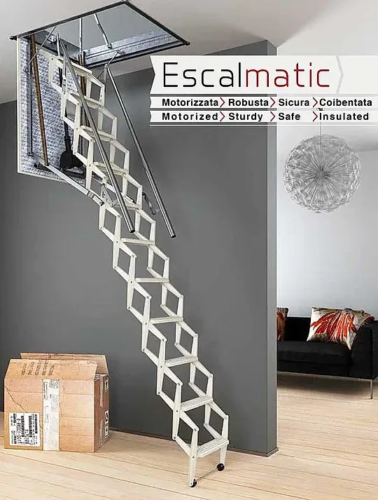 Una escalera de ático blanca está en una sala de estar al lado de una caja.
