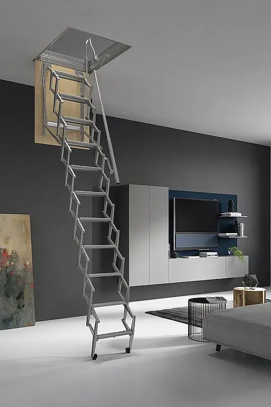Una escalera sube al ático de una sala de estar.