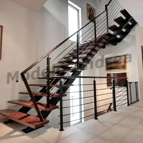 Una moderna escalera de madera con barandilla de metal.