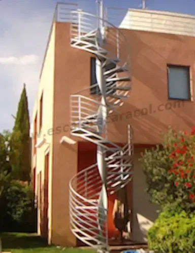 Una escalera de caracol en el lateral de un edificio