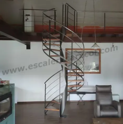 Una sala de estar con una escalera de caracol y las palabras www.escala.com en la pared