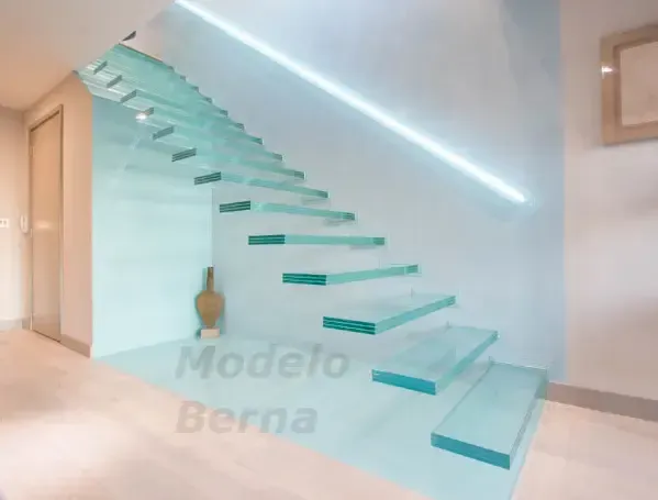 Una imagen de una escalera de cristal