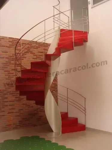 Una escalera de caracol roja con el sitio web caracol.com en la esquina