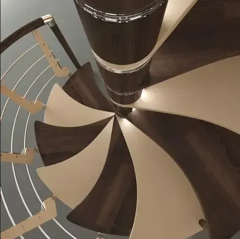 Una escalera de caracol que parece un bastón de caramelo