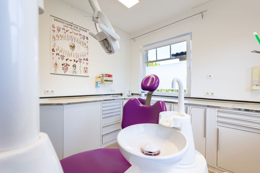 Behandlungszimmer mit pinkem Stuhl