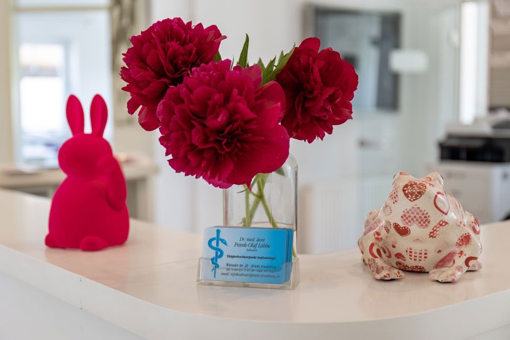 rote Blumen in einer Vase