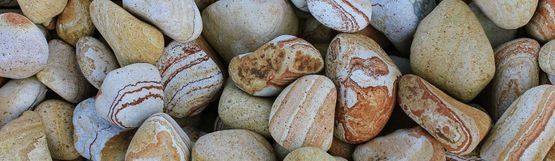 Una pila de rocas colocadas una encima de otra sobre una mesa.