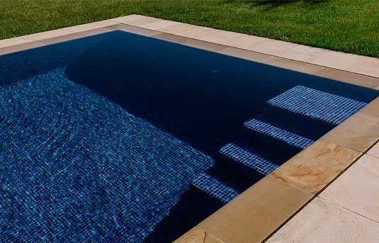 Una piscina con escaleras que conducen a ella.