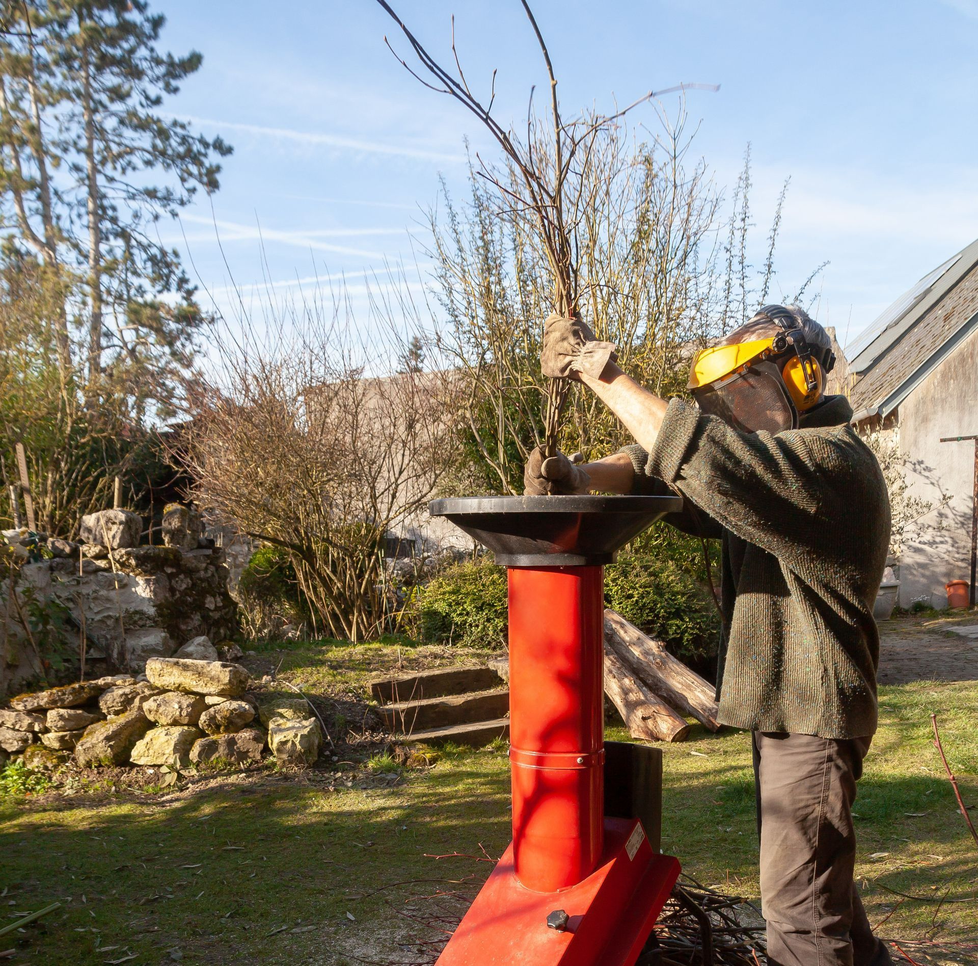Broyage de végétaux dans un jardin